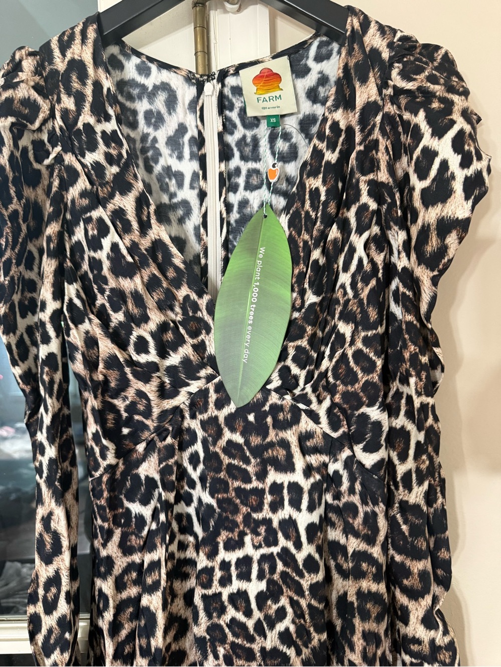 FARM Rio NWT Cheetah Animal-print satin midi dress, featuring a V-neckline XS . - Picture 7 of 14